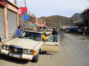 Nuestro taxi en Taddart Oufella Nuestro taxi en Taddart Oufella