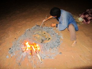 Berebere horneando pan en el desierto Berebere horneando pan en el desierto