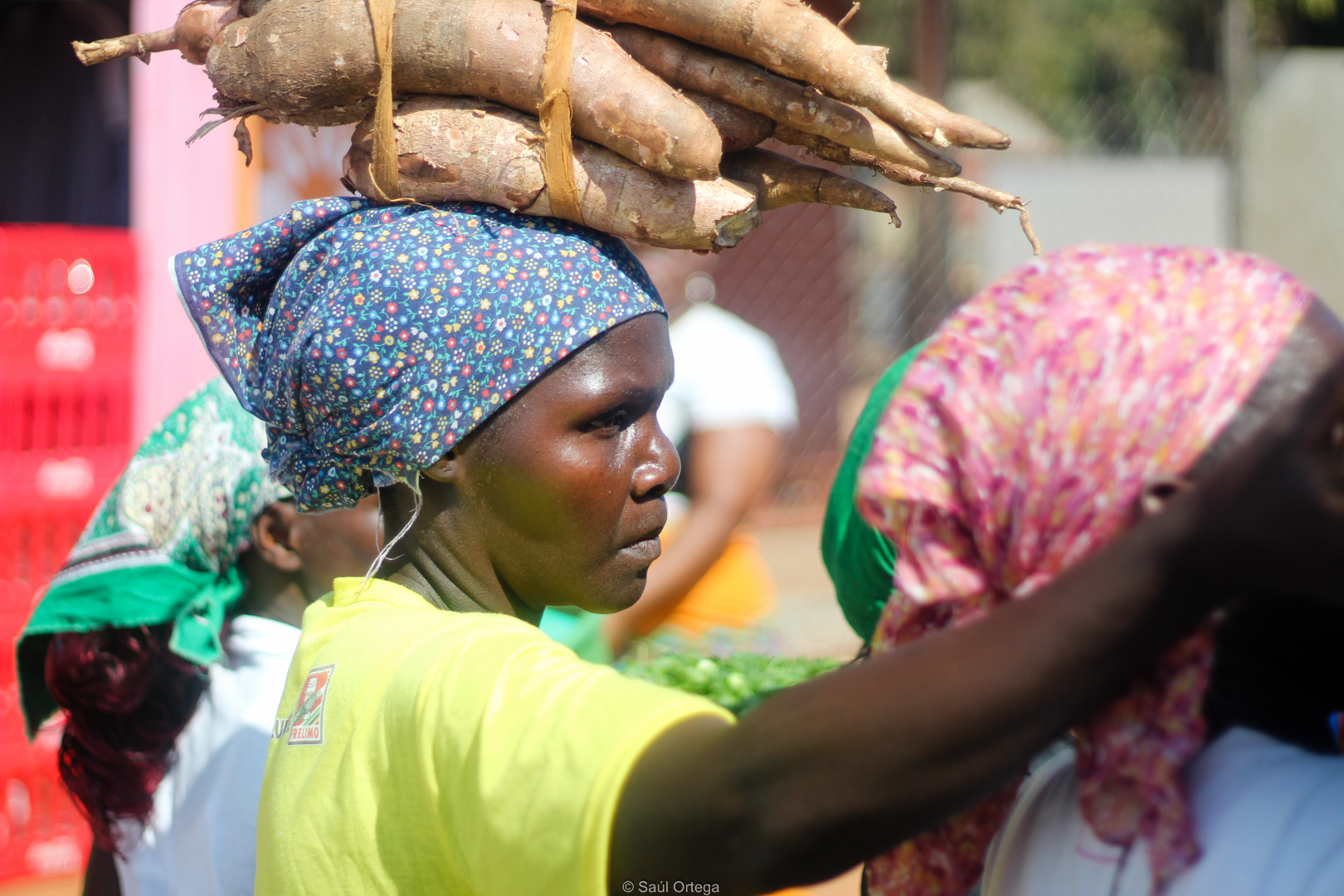 Gente vendiendo de todo a las chapas que pasan (Mozambique)