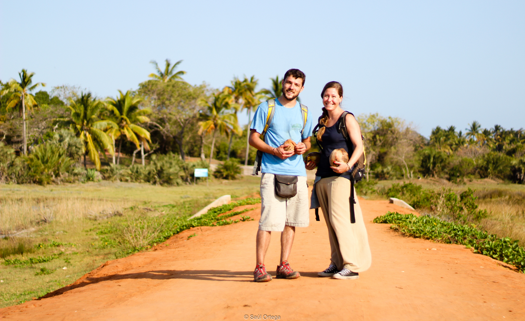 MIki y Ana camino del Ecolodge - Quissico (Mozambique)