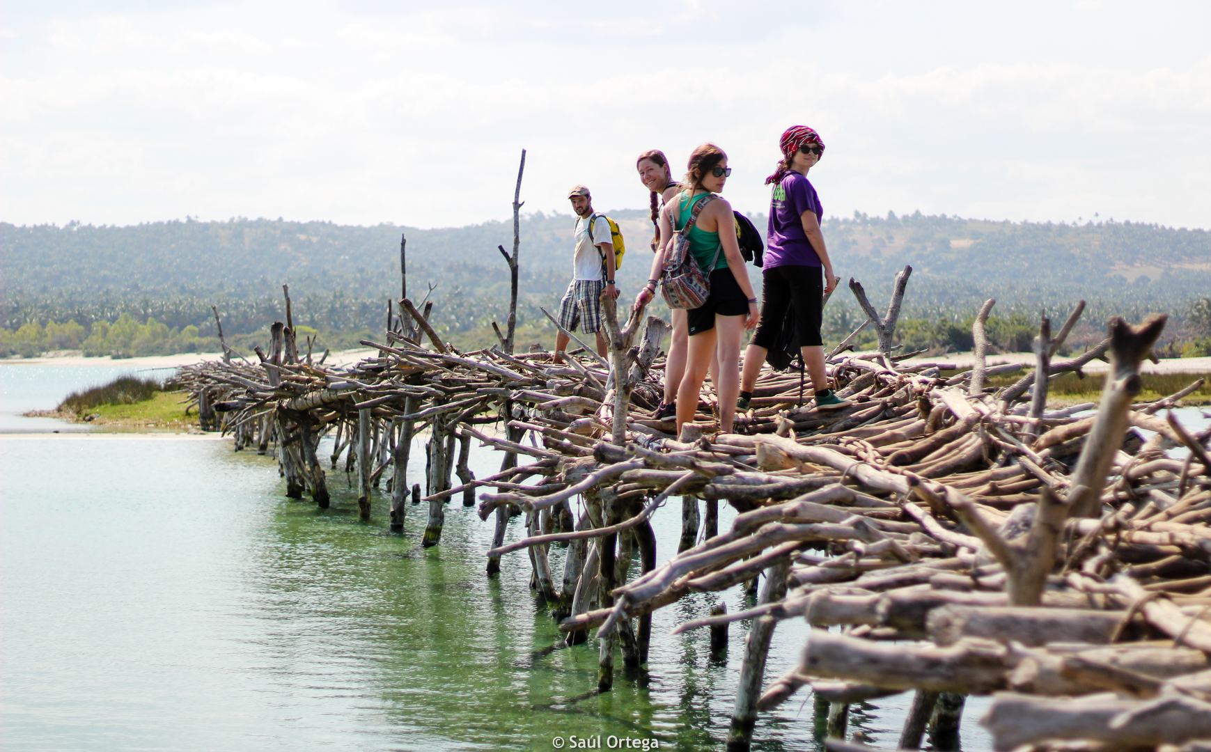 Equipo cruzando el puente - Quissico (Mozambique)
