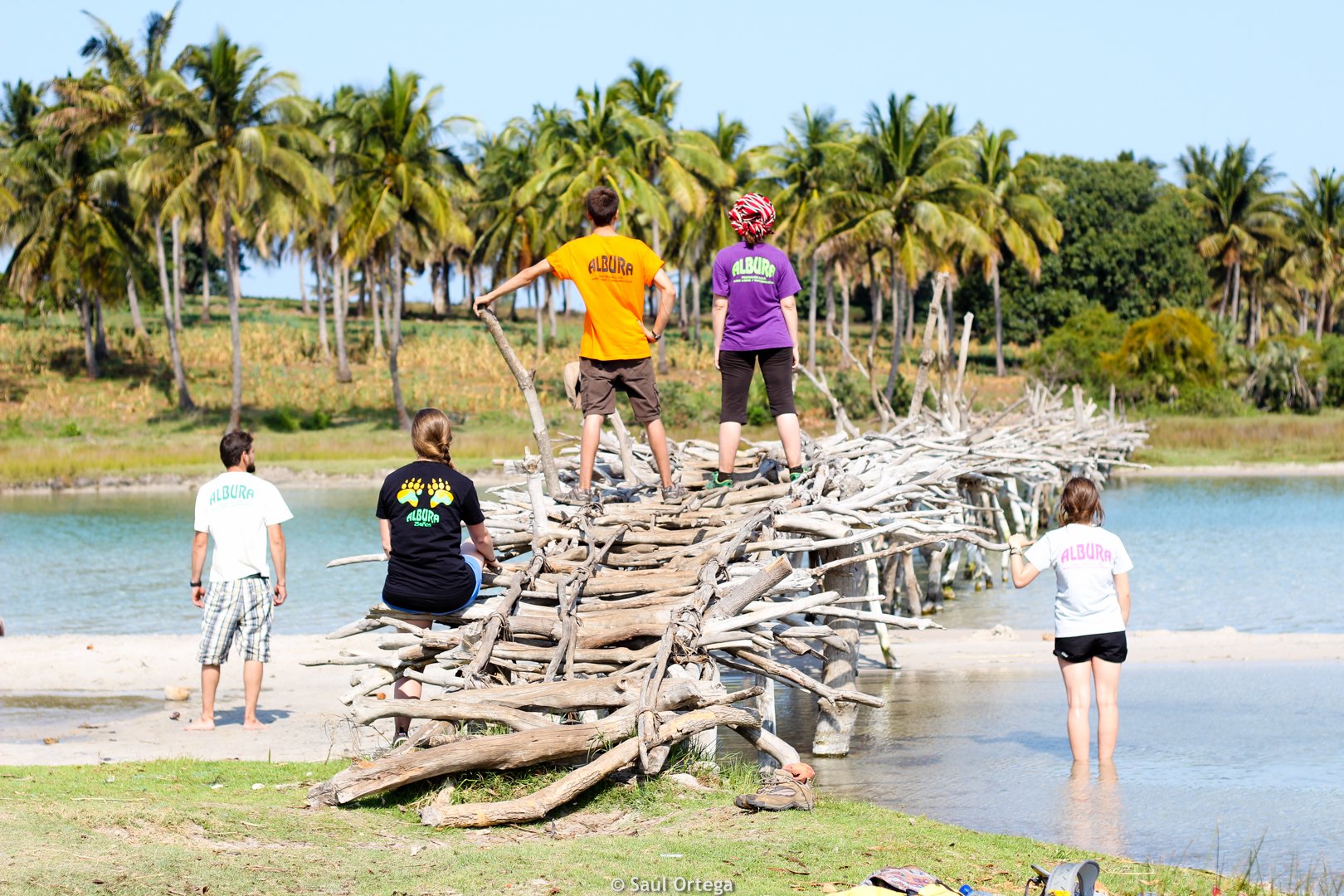 Equipo ALBURA en el puente - Quissico (Mozambique)
