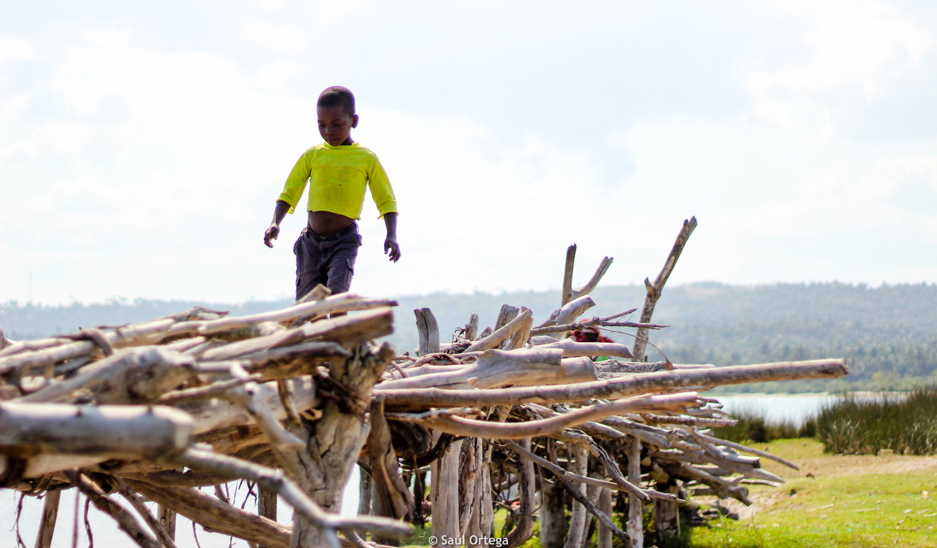 Niño cruzando el puente (Mozambique)