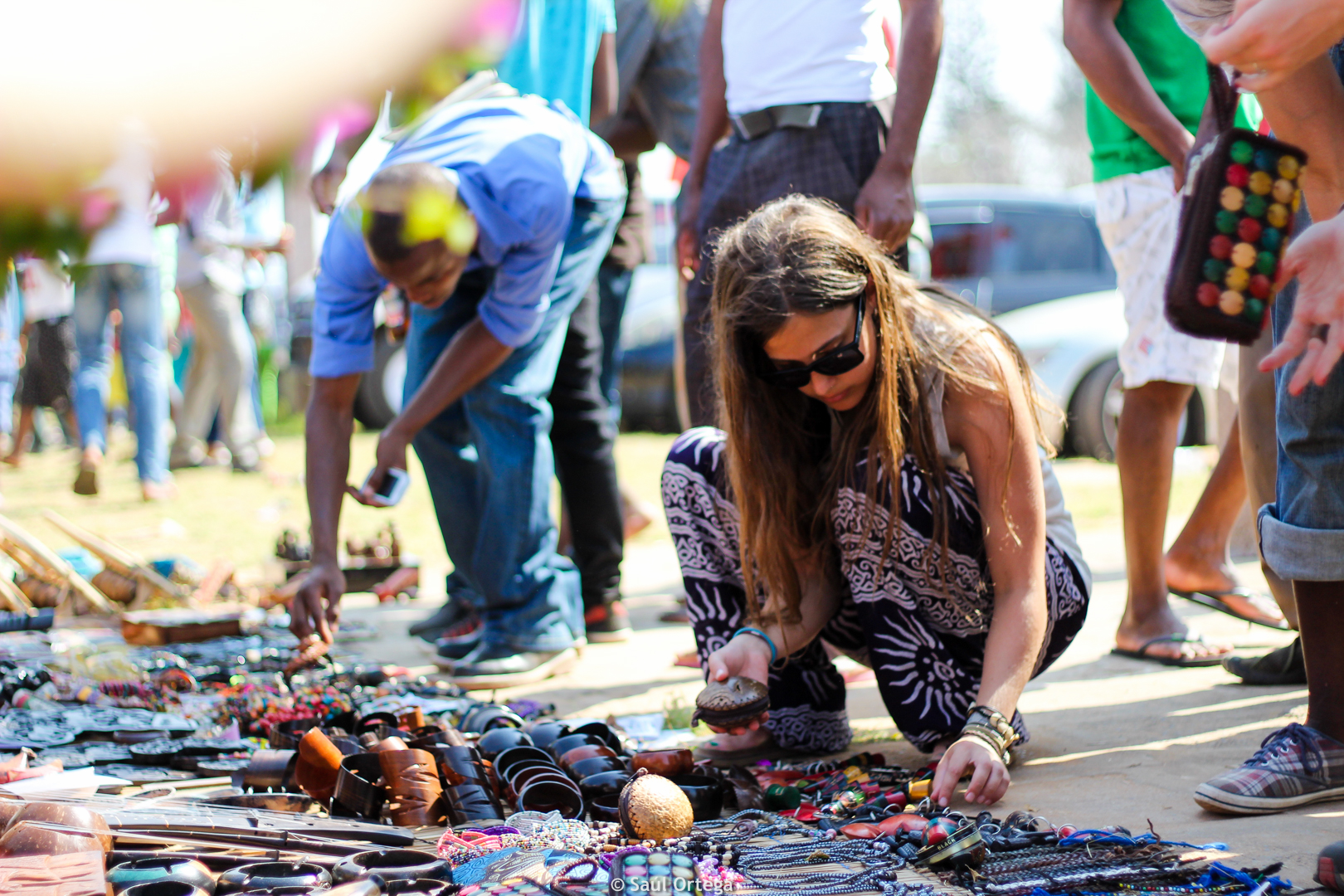Comprando artesanía en el festival - Quissico (Mozambique)