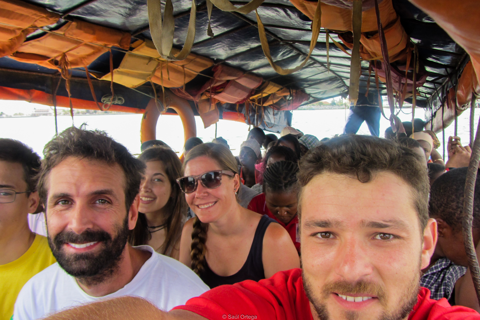 El equipo en una barco-chapa camino de Maxixe (Mozambique)