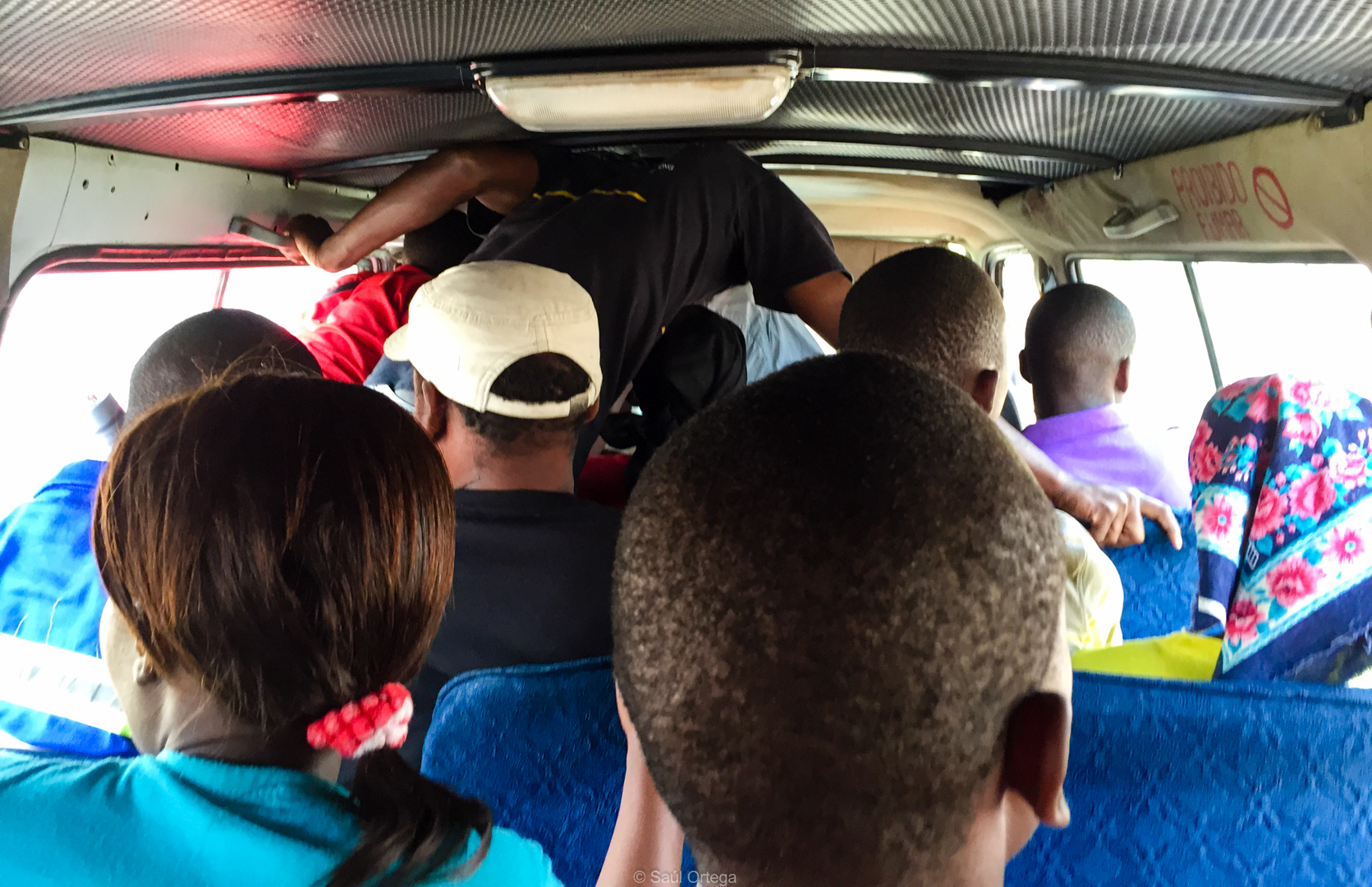 Chapa llena circulando (Mozambique)