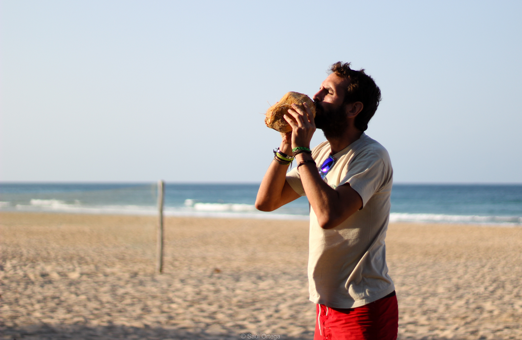 Mi barba bebiendo de un coco - Tofo (Mozambique)