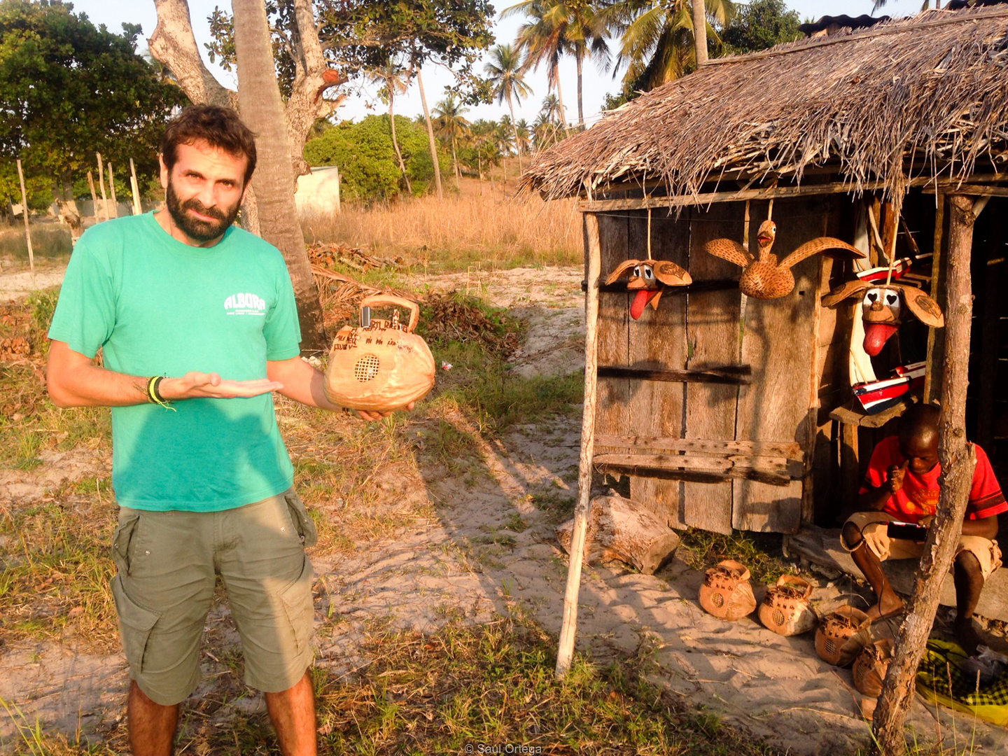 MI barba con una cocoradio - Mozambique