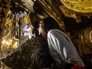 Peregrinos abrazando al Apóstol