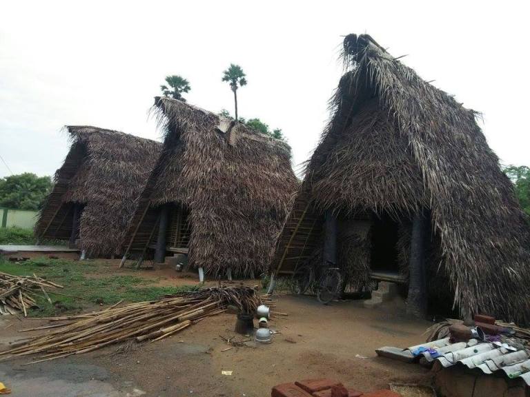 Así quedaron las casas ya terminadas, varias semanas después de nuestra visita. Casas de dos pisos, elevadas, más frescas y mantenibles.