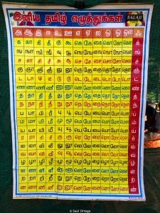 Una maestra enseña el abecedario y vocabulario a los más pequeños. En Tamil, claro.