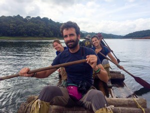 El equipo aventurero cruzando en balsa los lagos del parque nacional Periyar - Kerala - India